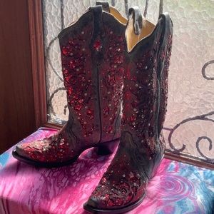 Leather Corral snip-toe size 7 boots with lots of sparkle.